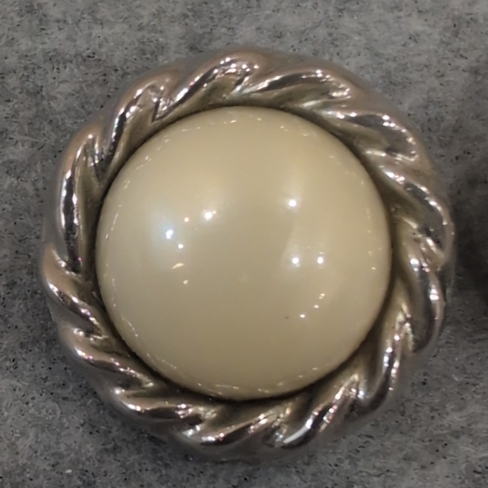 Vintage Clip On Earrings Cream Pearl Twisted Rope Gold Tone - Picture 2 of 4